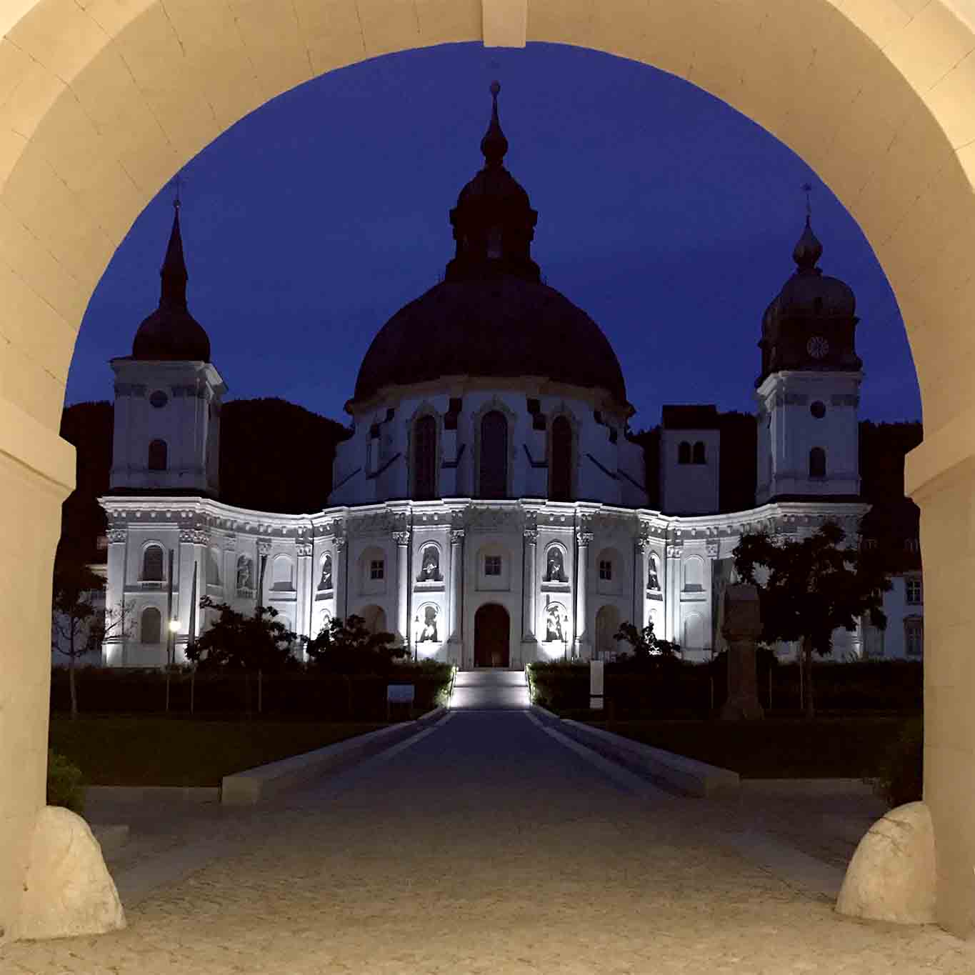 kloster abtei ettaltor nachts