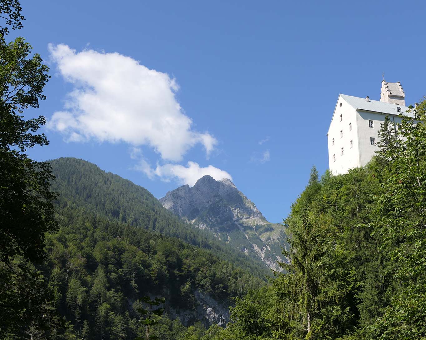 Auf den Berg haben die Mönche von Sankt Georgenberg sich aus dem Tal zurückgezogen.