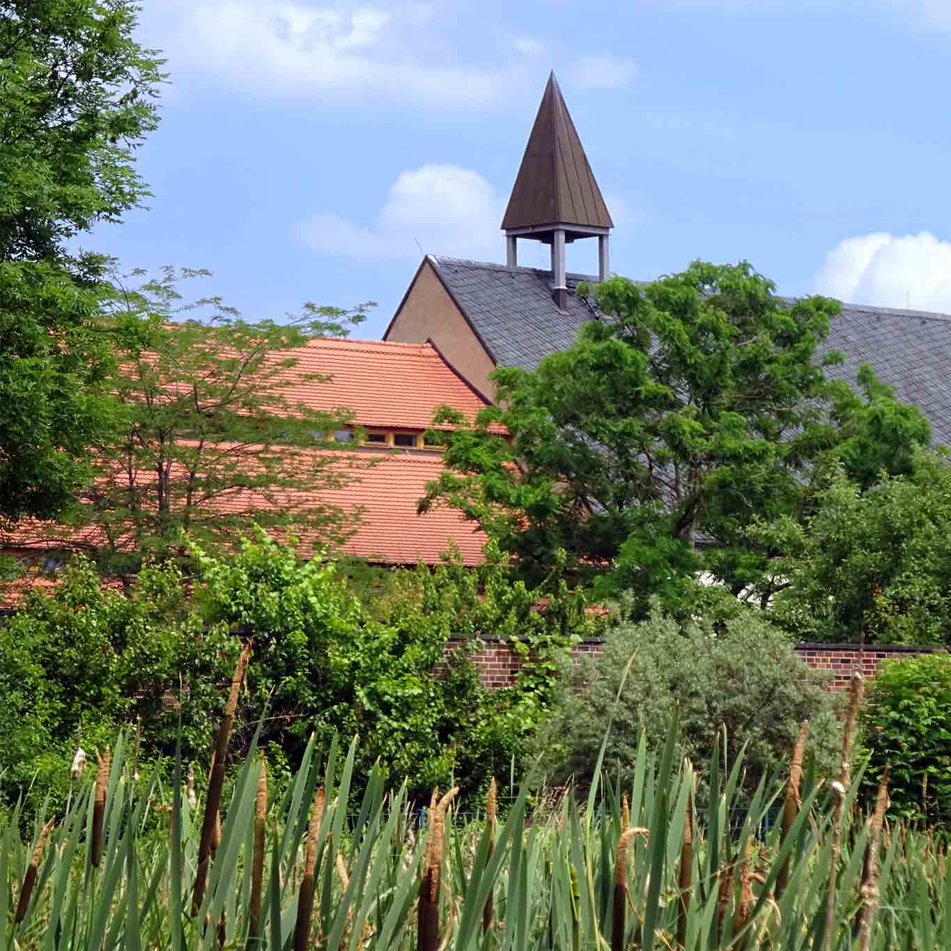 kloster helfta dächer vom teich rückseite