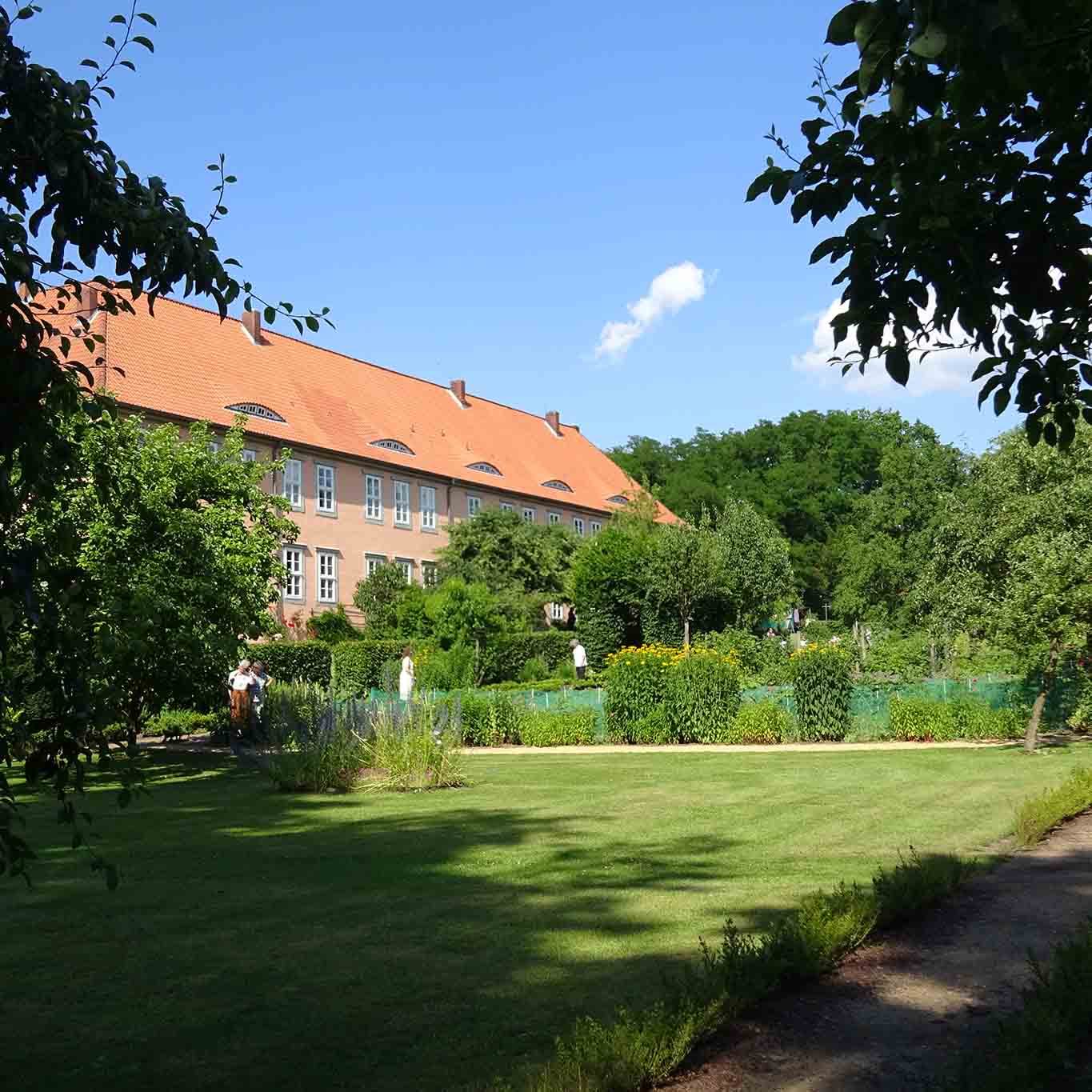 kloster isenhagen gartenprospekt mit wölkchen