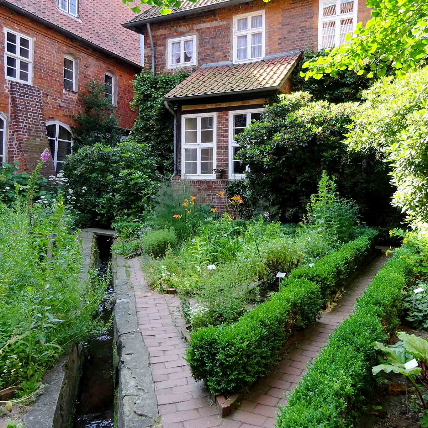 kloster lüne kräutergarten prospekt Geometrie des Gartens versus chaotische Natur.