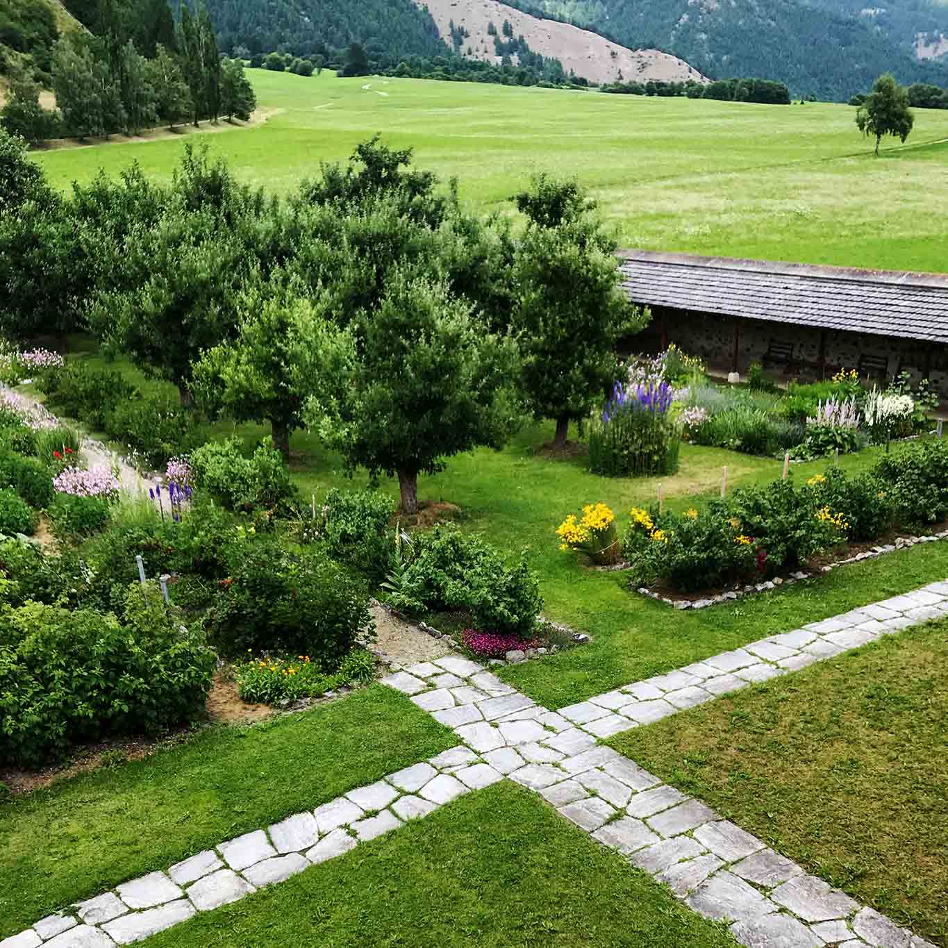 Den meisten Blicken verborgen bleibt die Aussicht auf den Klostergarten. kloster muestair blick garten rückwärtig kreuz