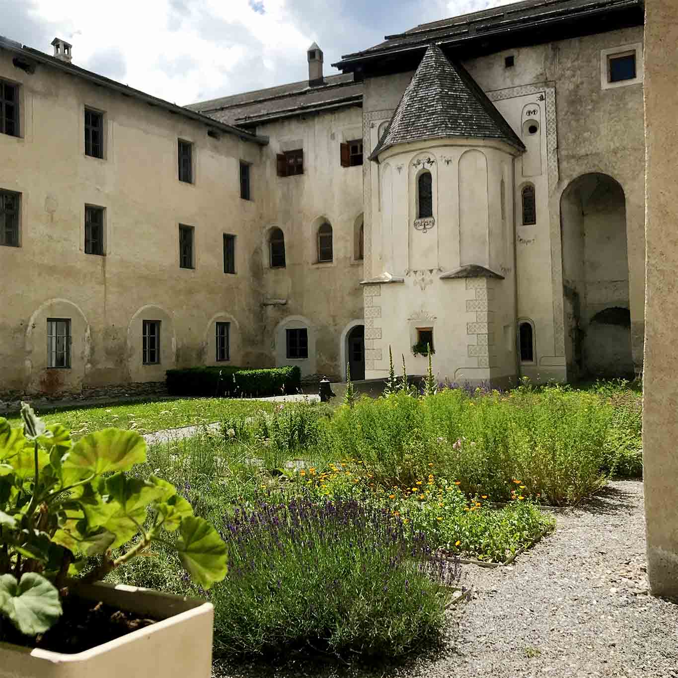 Wo immer etwas wachsen kann, wird gepflanzt. kloster muestair blick in den innenhof