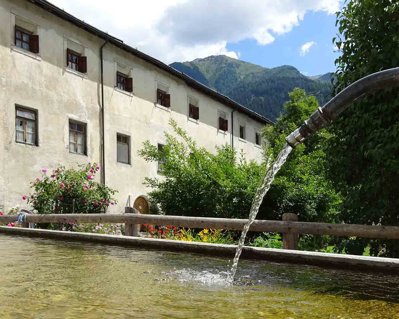 Das Lebenselixier tränkt Menschen, Pflanzen und das liebe Vieh. kloster muestair brunnen im garten