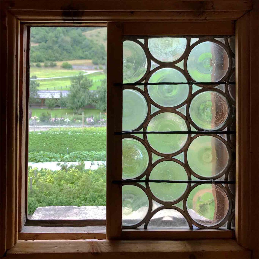 Die Äbtissin hatte immer die Kontrolle. Auch über den Klostergarten. Blick nach Westen. kloster muestair fenster blick Äbtissin