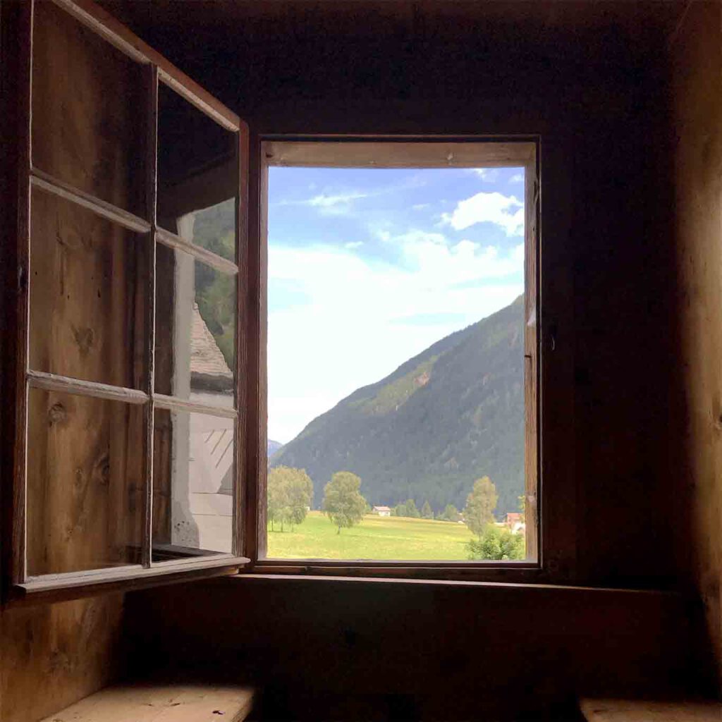 kloster muestair fenster refektorium offen