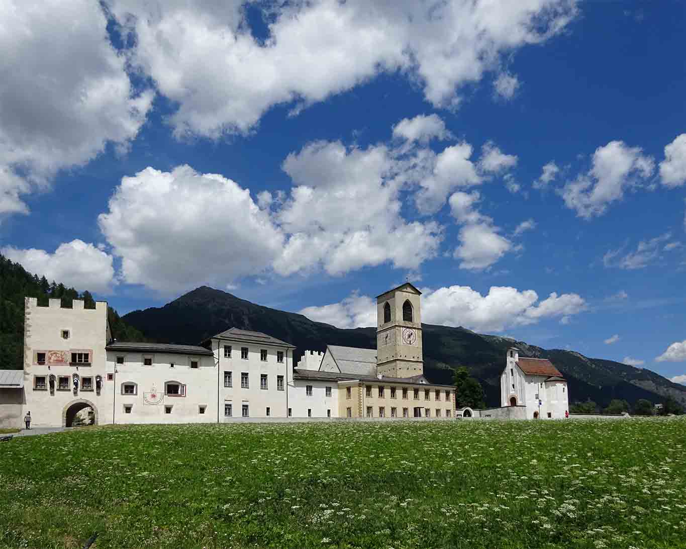 Gesamtprospekt des Kloster Muestair im Wallis nahe der italienischen Grenze von der Strasse aus gesehen.