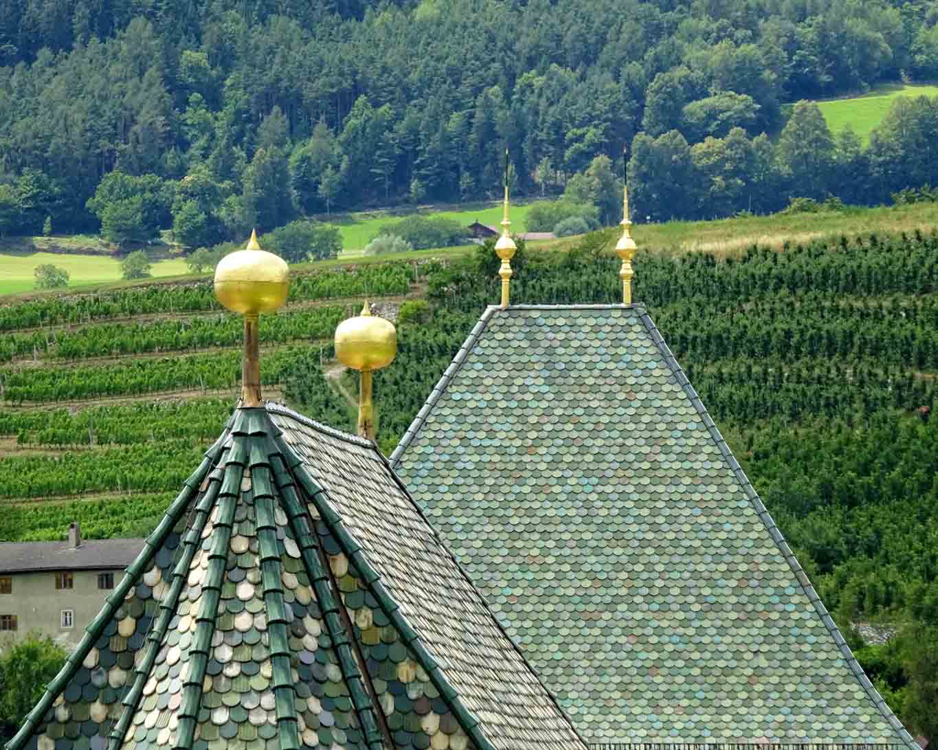 Die bunten Dachschindeln sind das Markenzeichen für die Tiroler Architektur. kloster neustift dächer mit goldenen dachreitern