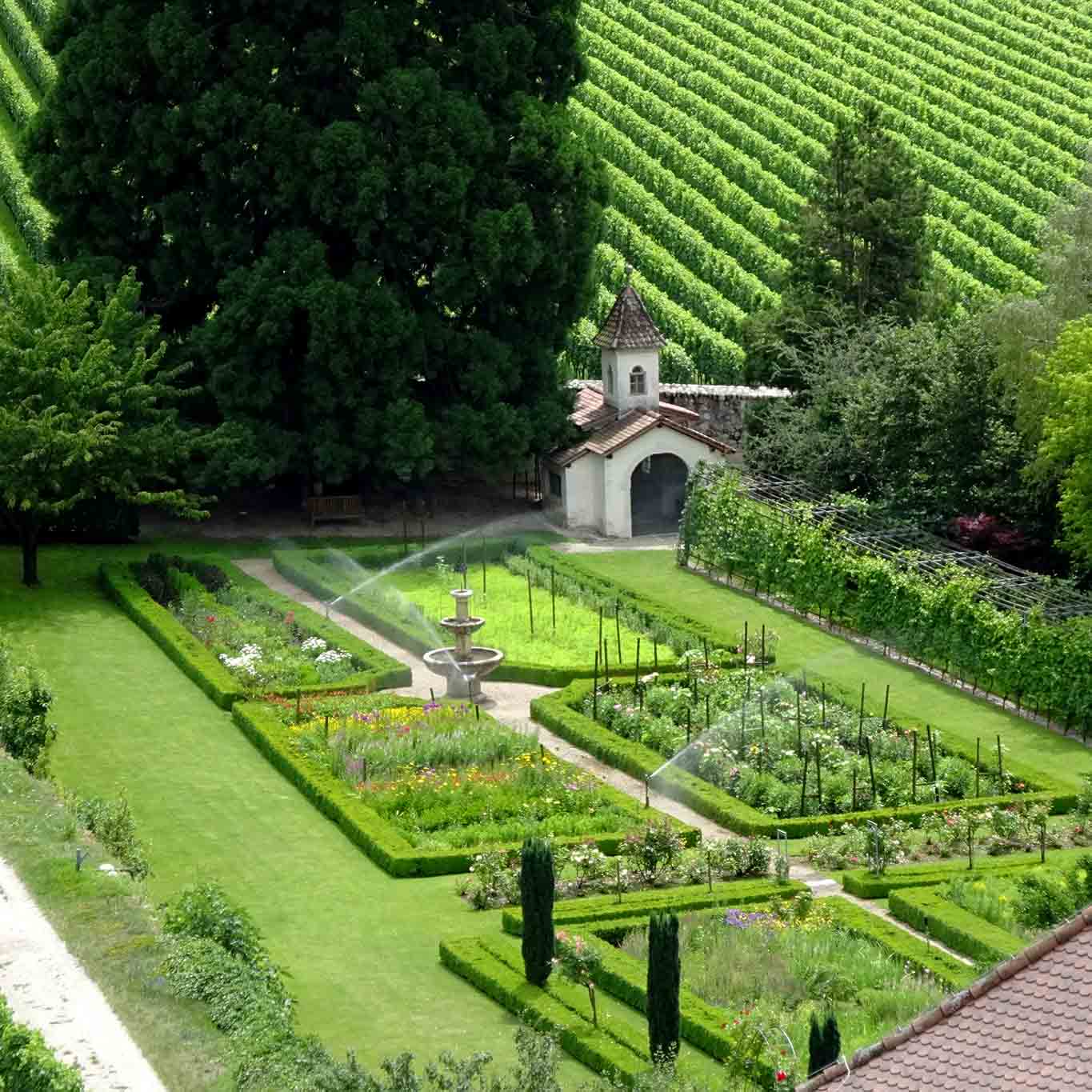 Typisch für einen barocken Garten sind die geometrischen Formen der angelegten Rabatten. kloster neustift gartenanlage