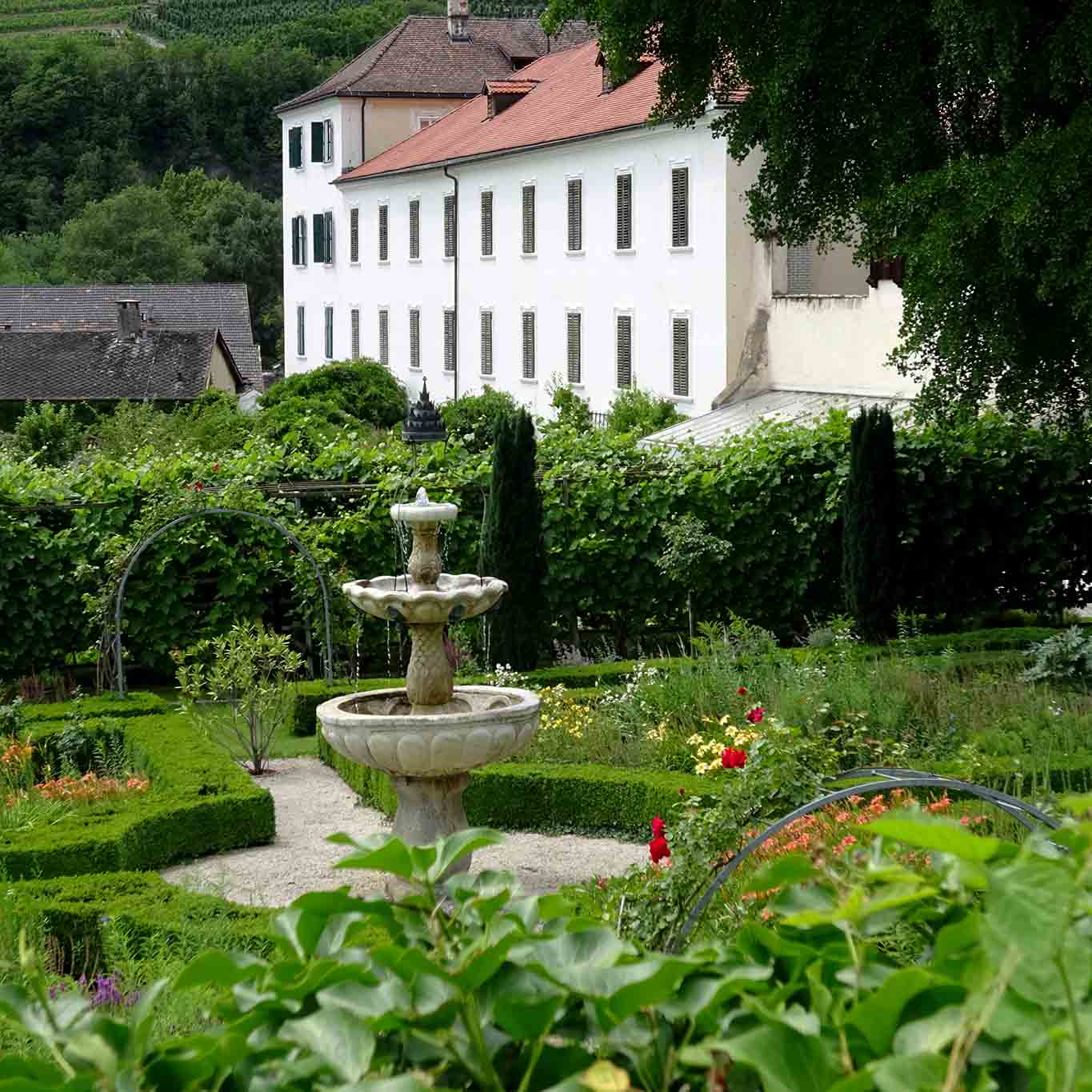 Der plätschernde Brunnen als Mittelpunkt des Klostergartens spendet Wasser und Ruhe. kloster neustift gartenbrunnen