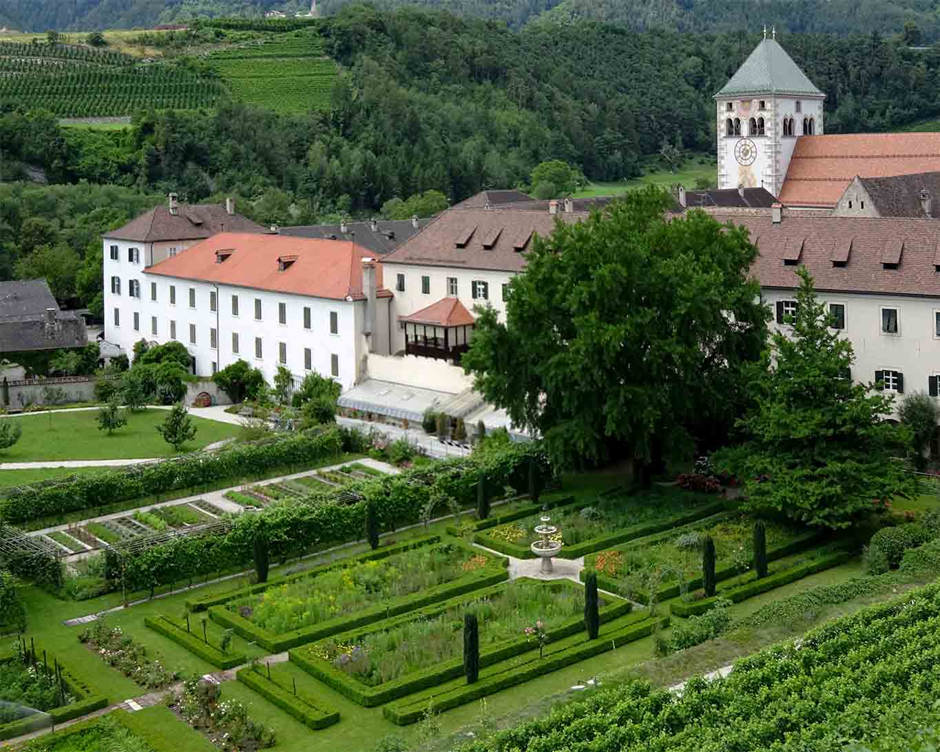 Schmucke Gärten sind der Obst-, Kräuter- und Barockgarten. kloster neustift gartenprospekt