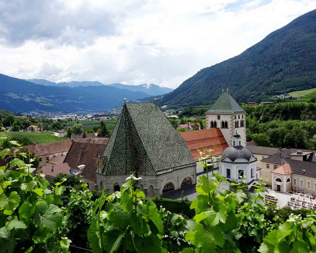 Rund vier Kilometer nördlich befindet sich das Augustiner Chorherrenstift Neustift. kloster neustift kloster mit blick nach meran