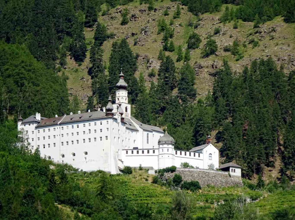 kloster im wald benediktiner stift marienberg Wie aus einer anderen Zeit leuchtet das Kloster ins Tal.