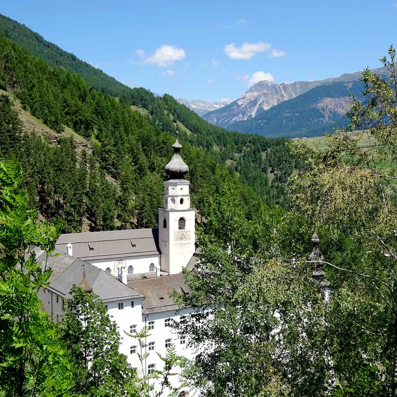 kloster von oben benediktiner stift marienberg Manchmal lohnt isch der Blick von einem erhöhten Standpunkt aus.
