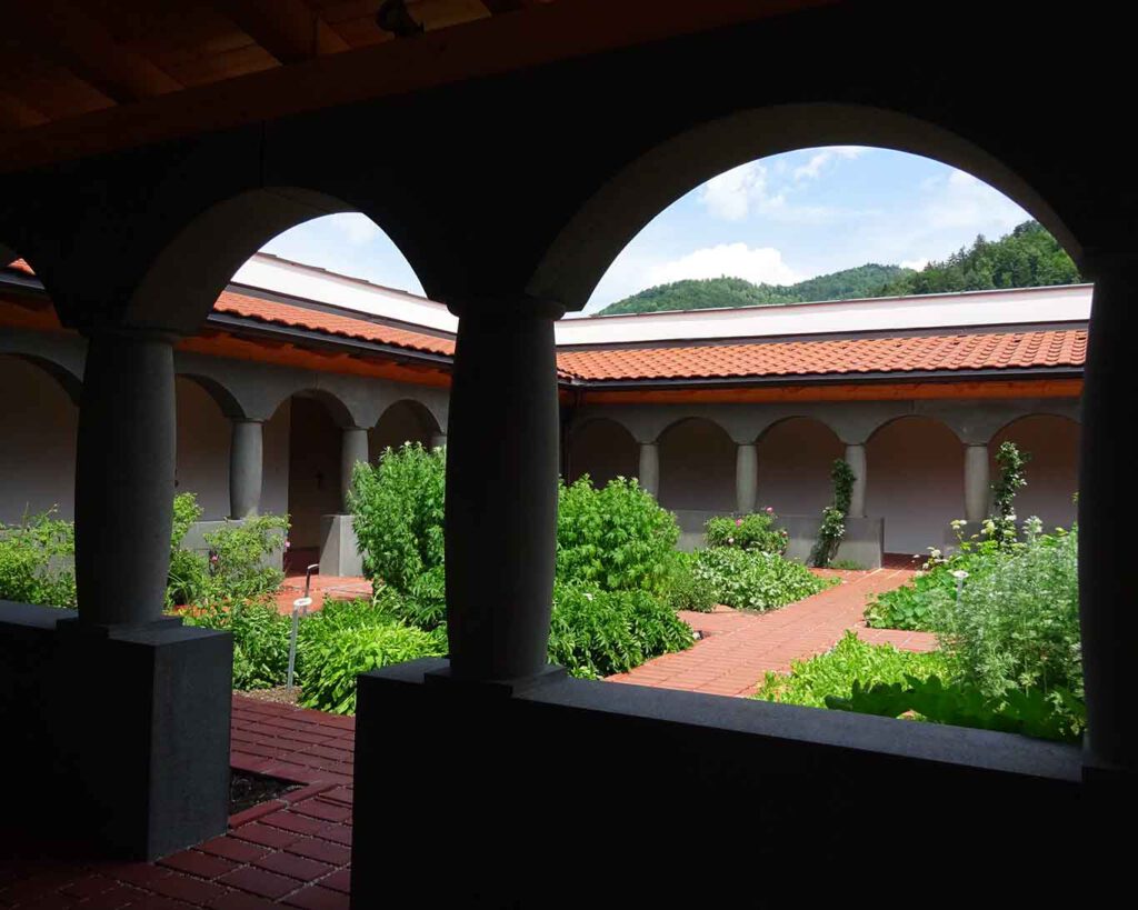 Die Bögen der Gänge ändern bewusst die Perspektive des Betrachters auf die Kräuter und Pflanzen. klostergarten gut aich kreuzgang durchblick