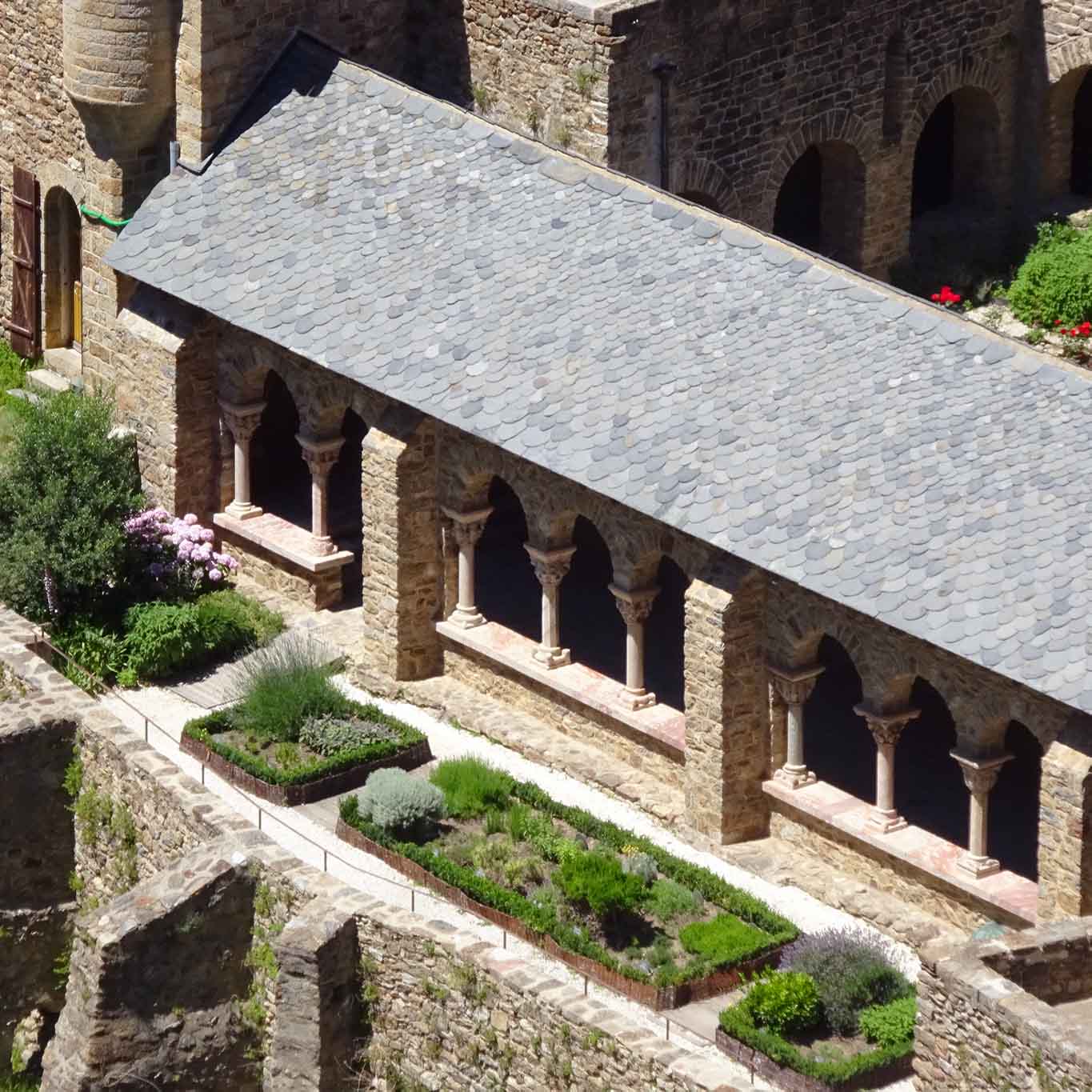 la terrasse abbaye saint martin canigou