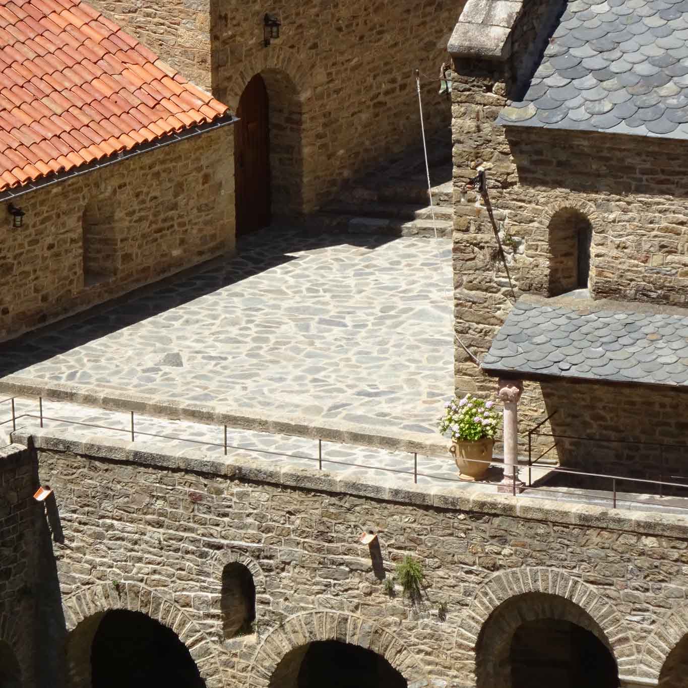 look in yard abbaye saint martin canigou