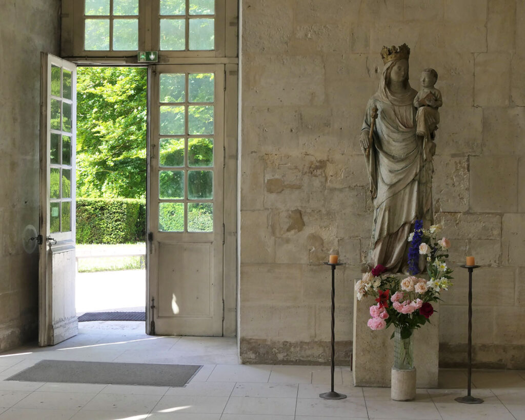 marie eglise entree abbaye notre dame du bec helloiun