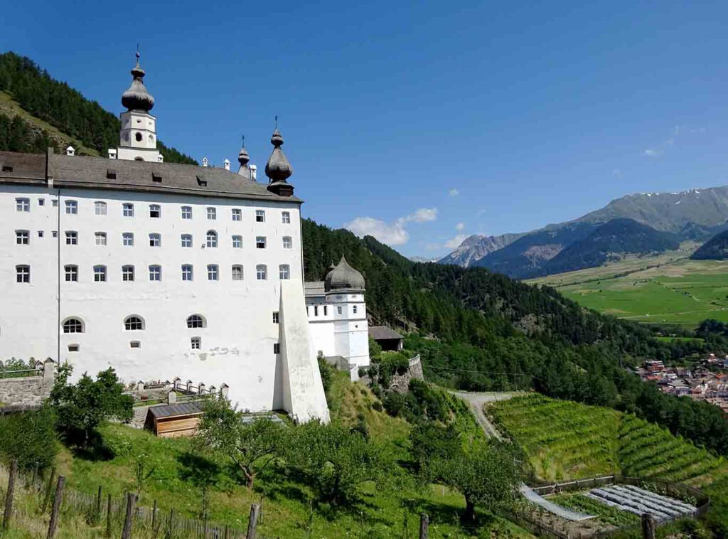 prospekt mit landschaft benediktiner stift marienberg Ein luftiger Ort in luftiger Höhe. Eingebettet in die Berglandschaft