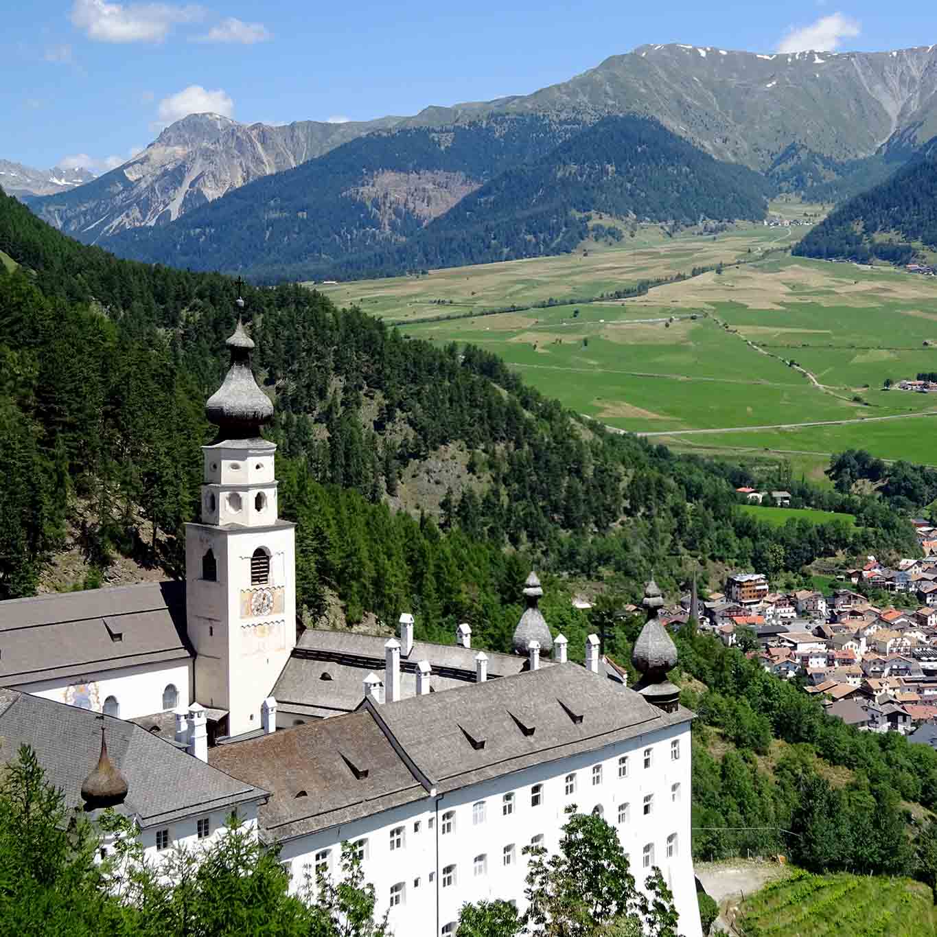 prospekt von oben benediktiner stift marienberg Blick auf das Kloster Marienberg mit der Ortschaft Burgusio.