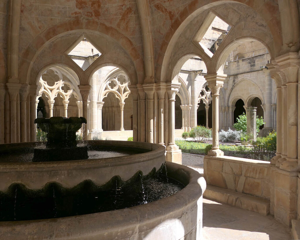 Blick auf den Klostergarten aus dem Brunnenhaus des Monestir de Poblet.