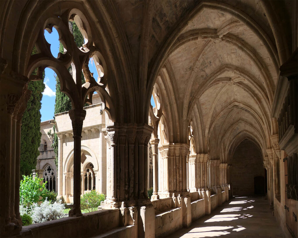 Licht und Schatten und ein Blick auf den Garten im Kreuzgang im Monestir de Poblet.