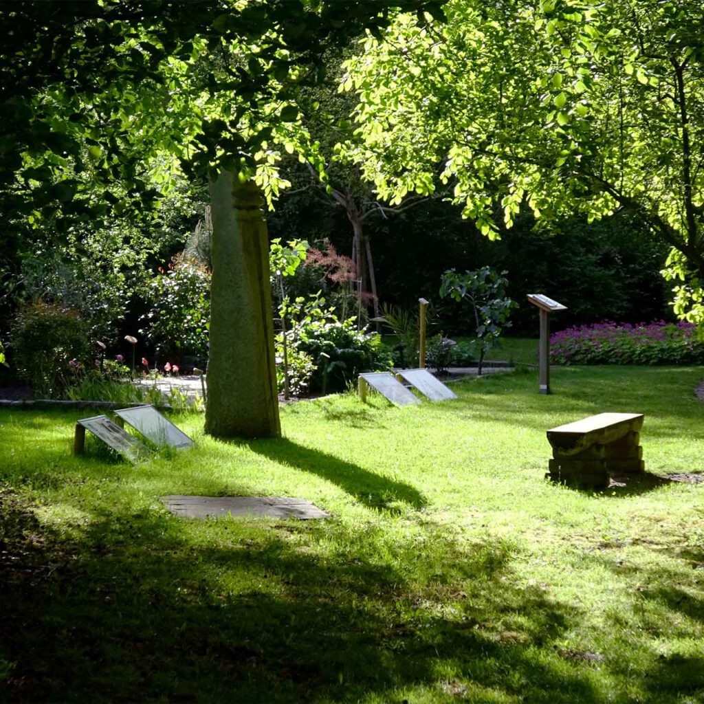 schleswig st johannis klosterblick in den stelengarten