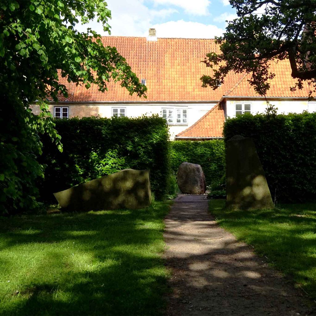 schleswig st johannis klosterdurchblick skulpturengarten bibelgarten