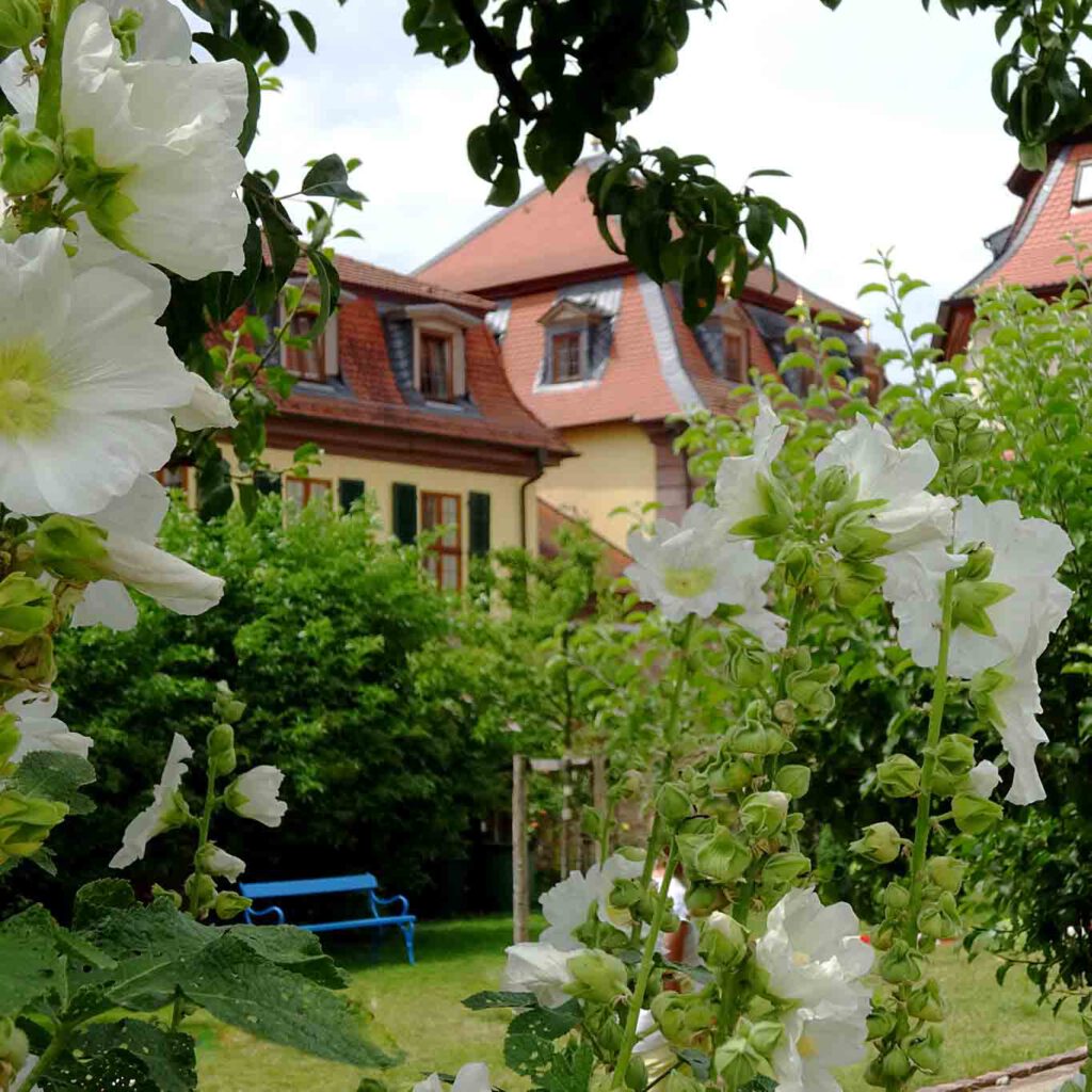 Garten ist nicht nur Arbeit sondern auch manchmal Müssiggang. st maria fulda malven