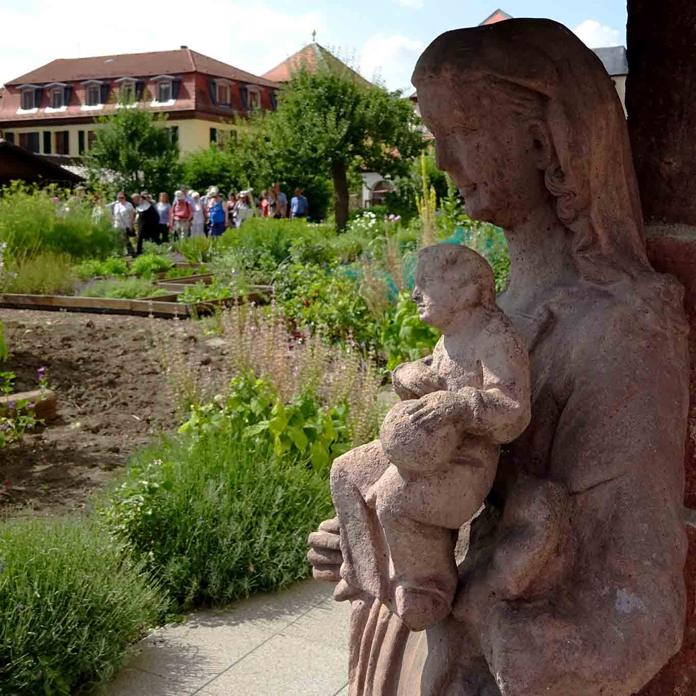Maria wacht über den Klostergarten. st maria fulda maria mit dem kinde