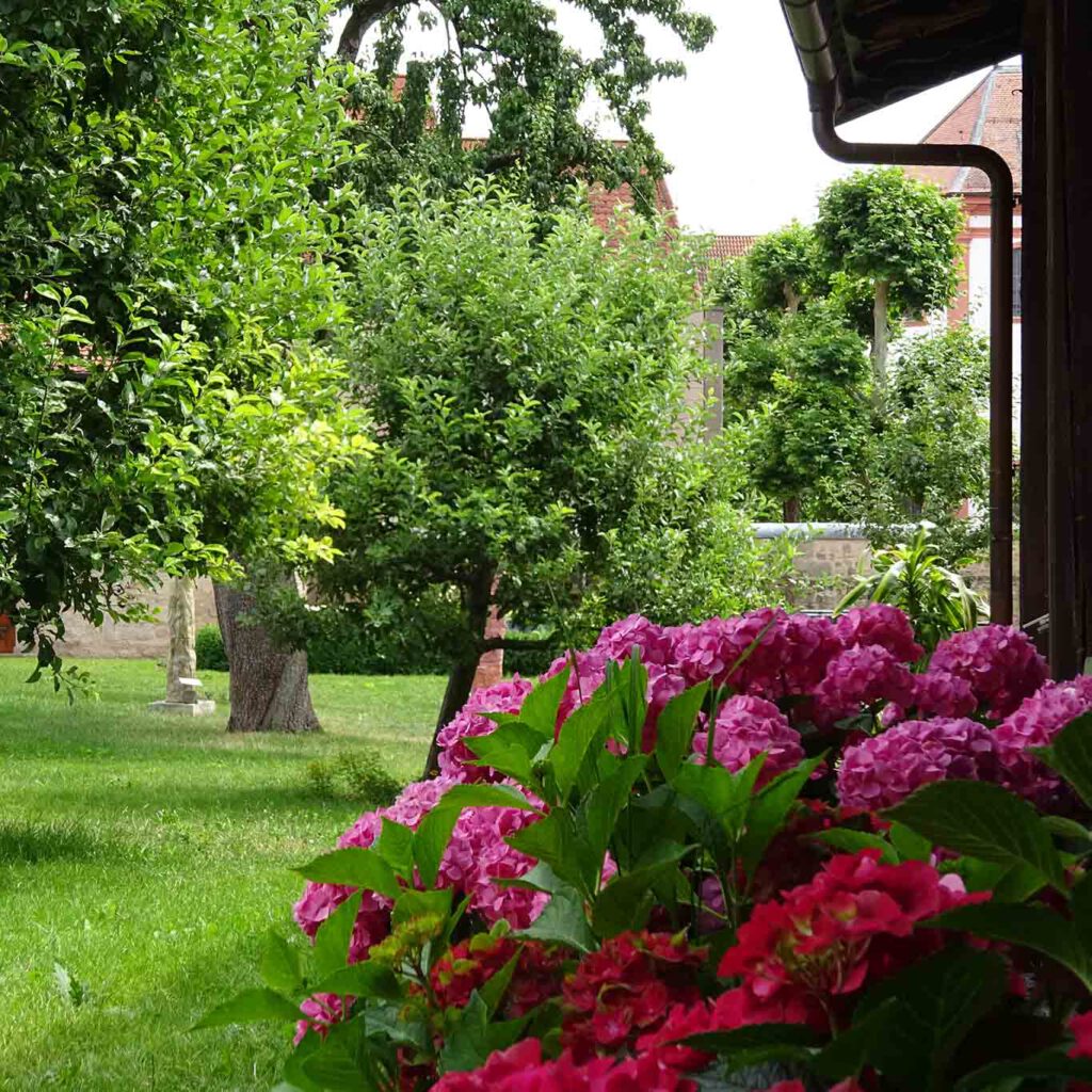 Der Garten ist zweigeteilt. In den Obstgarten und den Nutzgarten. st maria fulda obstgarten
