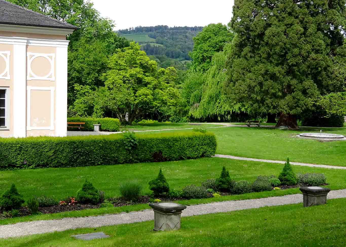 Blick in den nach biedermeierart gestalteten Stiftspark von Wilhering.
