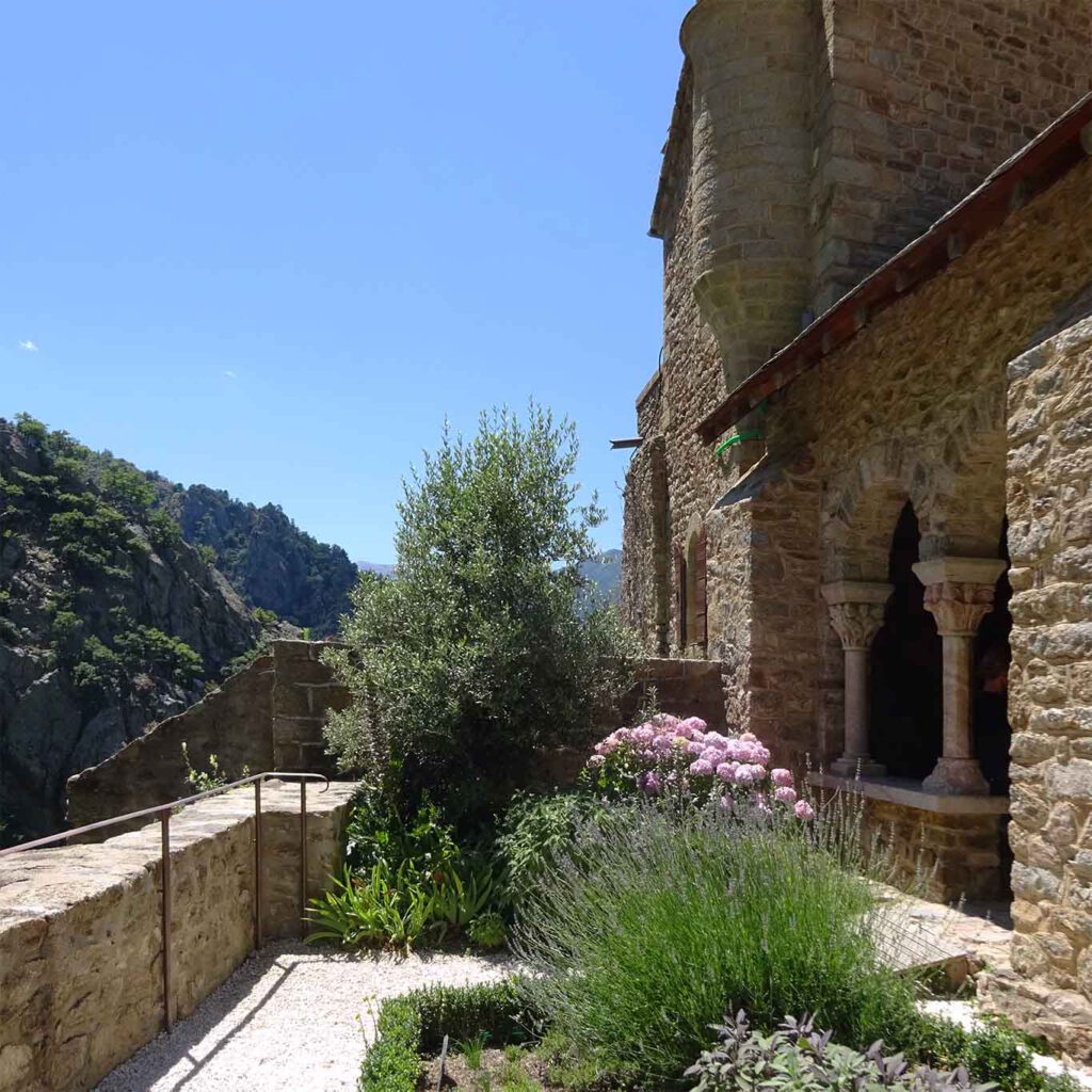 terrasse hortenise abbaye saint martin canigou