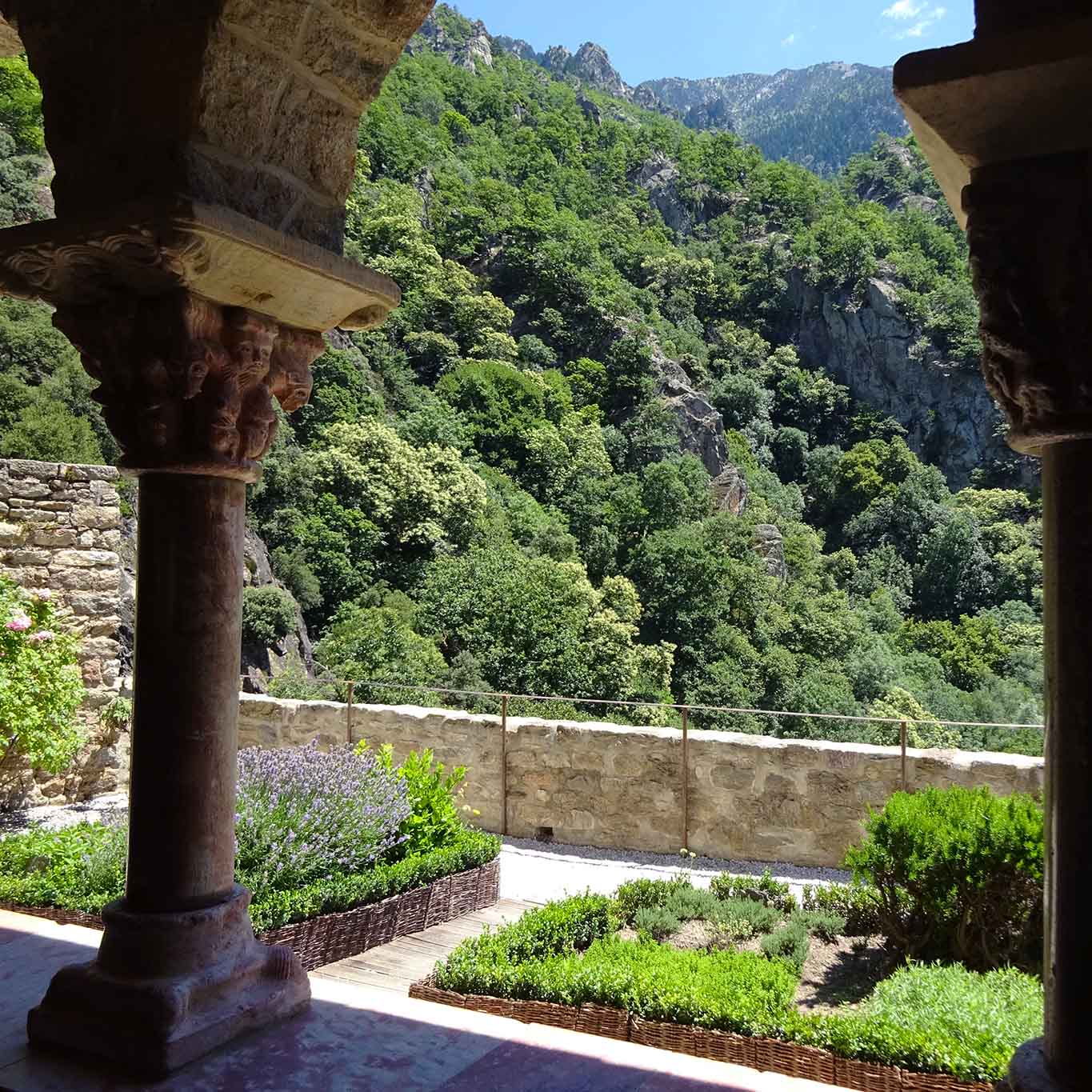 terrasse phantastique abbaye saint martin canigou