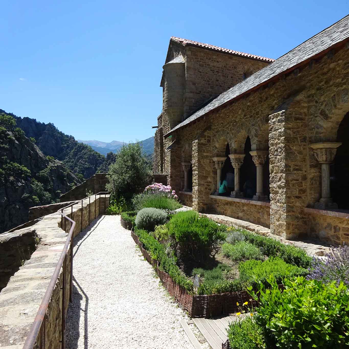 Die Terrasse der Abbaye Saint Martin Canigou bietet einen atemberaubenden Blick über die Berge der Pyrenäen.