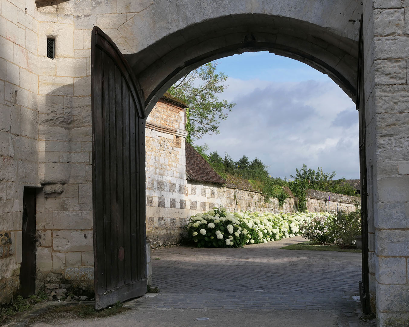 tor der hortensien abbaye notre dame du bec helloiun