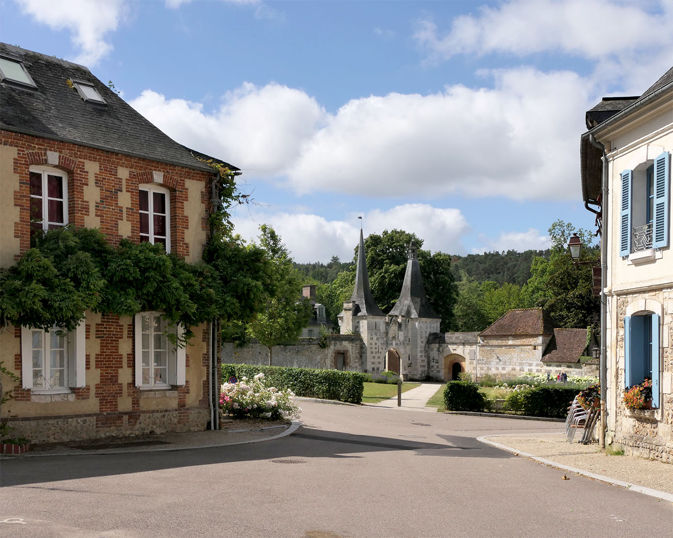 village place vue abbaye notre dame du bec helloiun