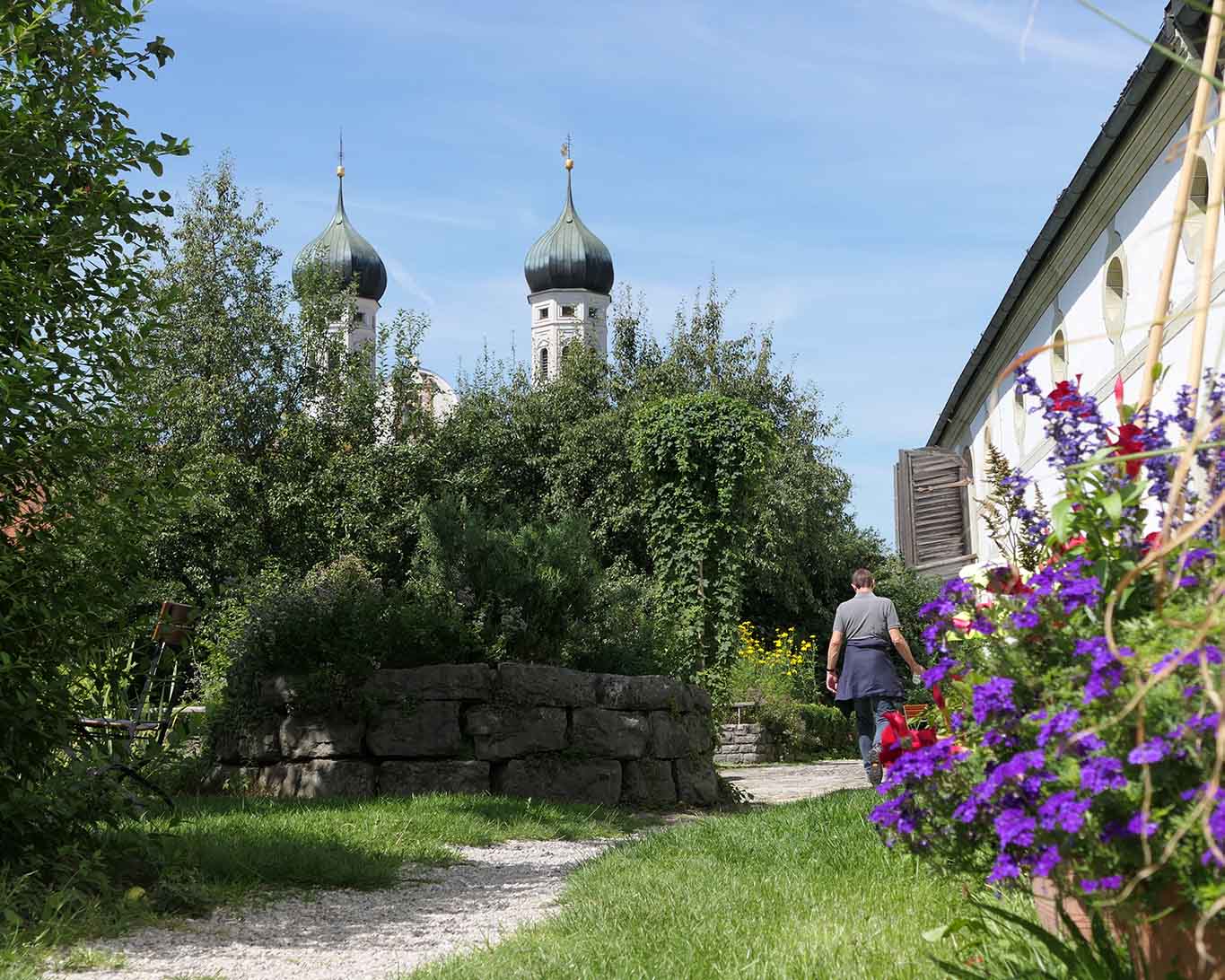 walk kloster benediktbeuern Die typischen Türme der Basilika St. Benedikt sind gute Orientierungspunkte.