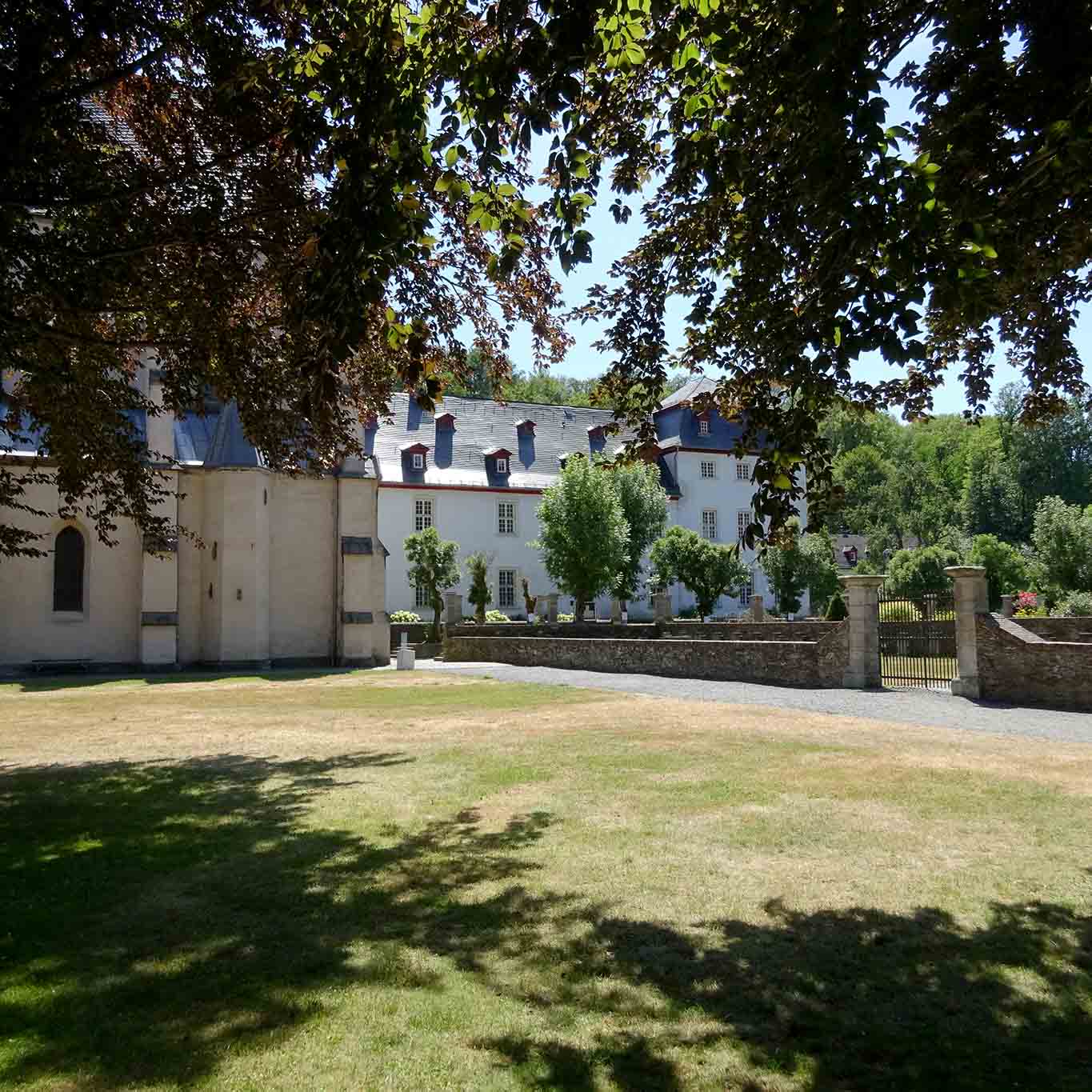 Eingang zum Stiftsfriedhof. zisterzienser abtei marienstatt licht und schatten