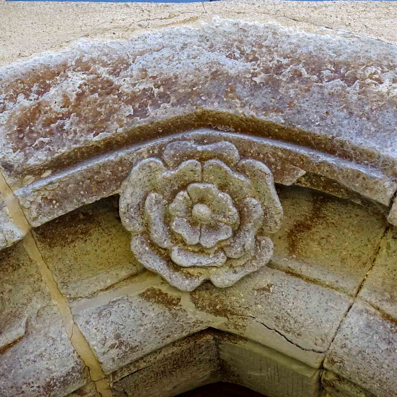 Das Zeichen Mariens in Stein gemeisselt.zisterzienser abtei marienstatt rosette