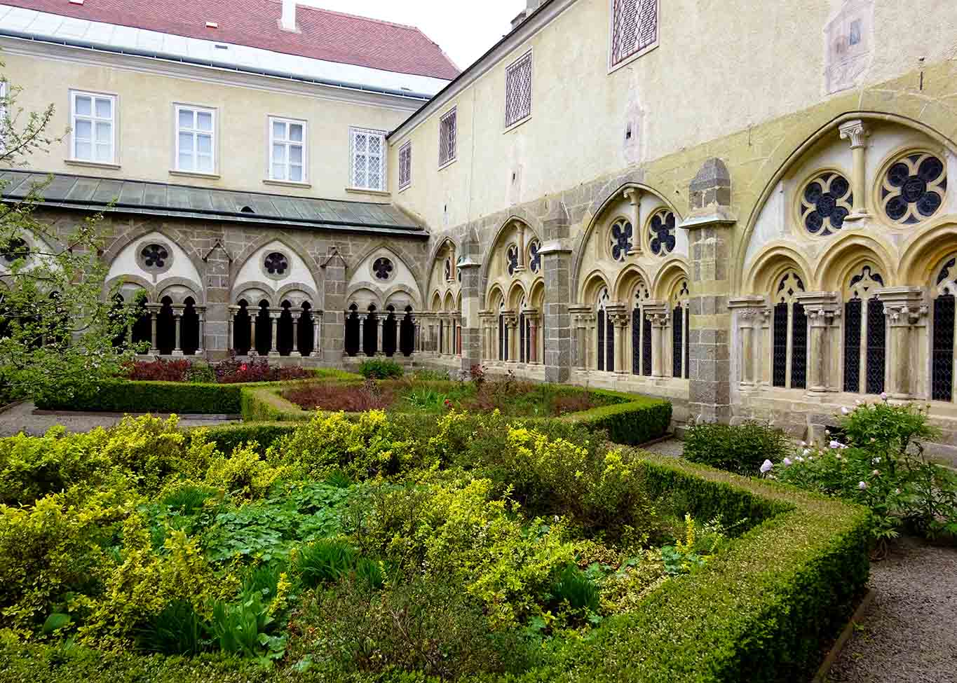 zisterzienser stift zwettl garten im kreuzgang