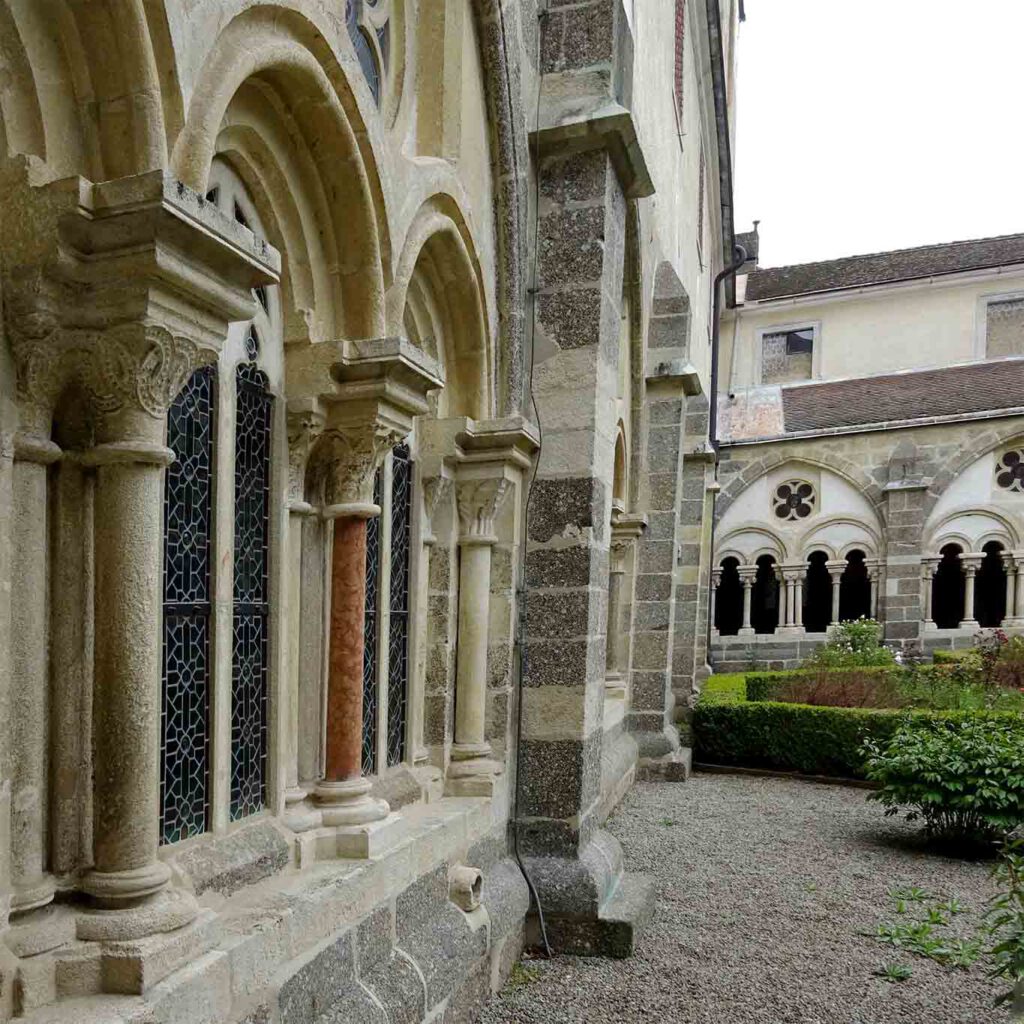 zisterzienser stift zwettl kreuzgang fassade