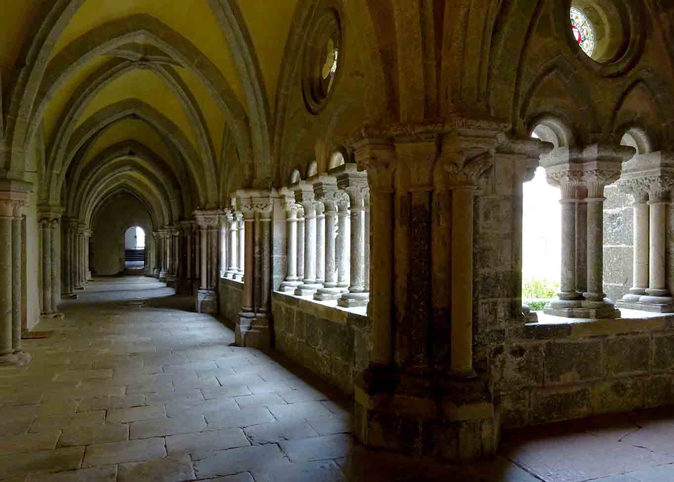 zisterzienser stift zwettl kreuzgang mit rippengewölbe
