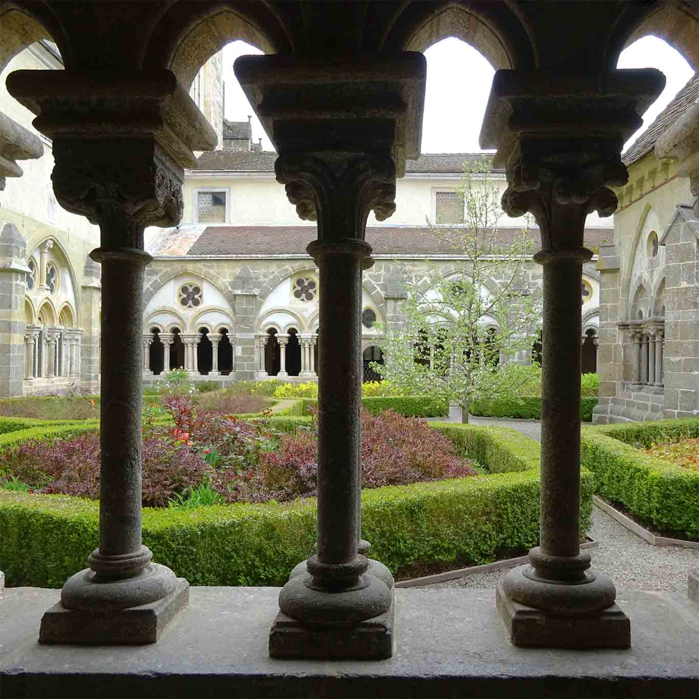 zisterzienser stift zwettl kreuzgang square, keine ahnung, weshalb wordpress, links zu anderen Seiten statt vorliegender Uplaods vorzieht?!