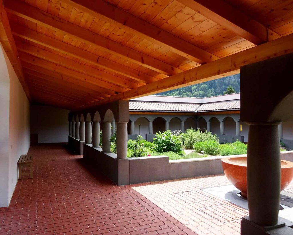 kreuzgang kloster aich holzdach Der Schatten des Kreuzganges lädt zum Meditieren ein.
