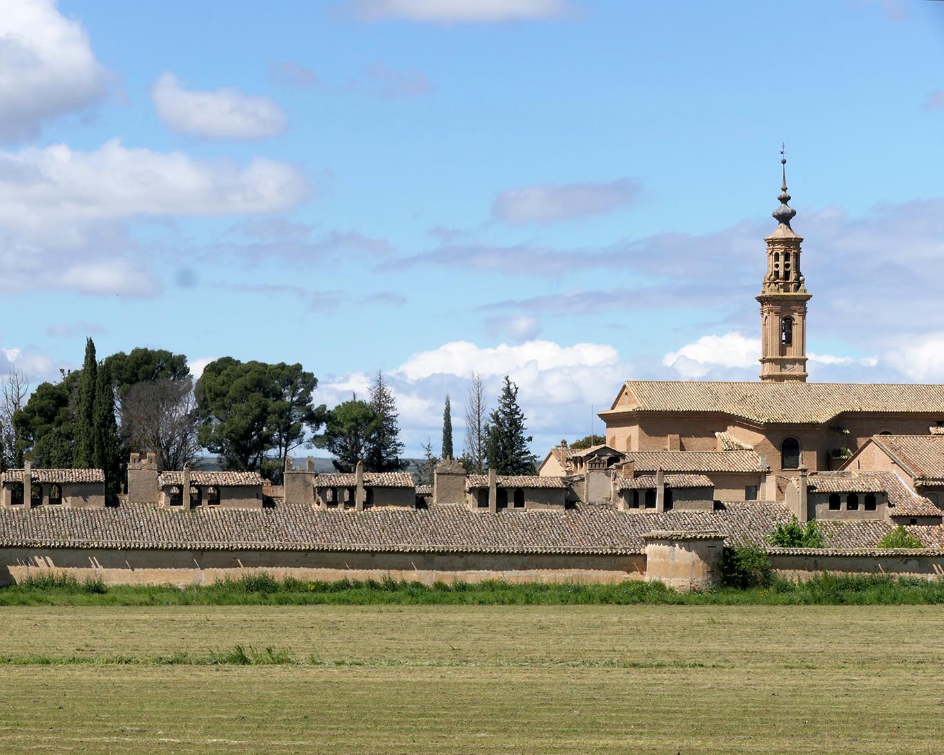 Caruja Aula Dei Aussenansicht auf den gesamten Komplex.