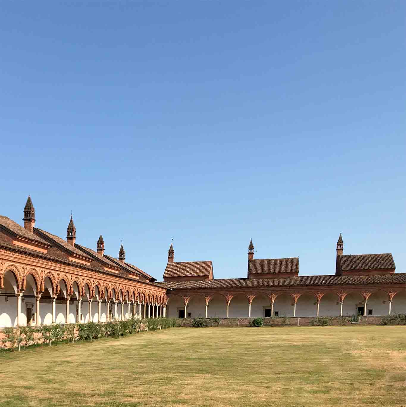 Der grosse Kreuzgang der Certosa di Pavia mit den kleinen Zellen genannten Häuschen.