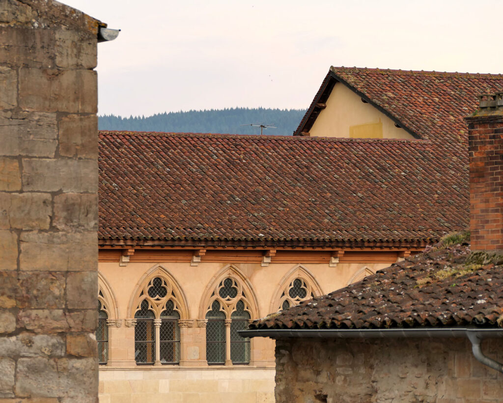 Gotische Fenster der ehemaligen Abtei Cluny im Burgund im Abendrot.