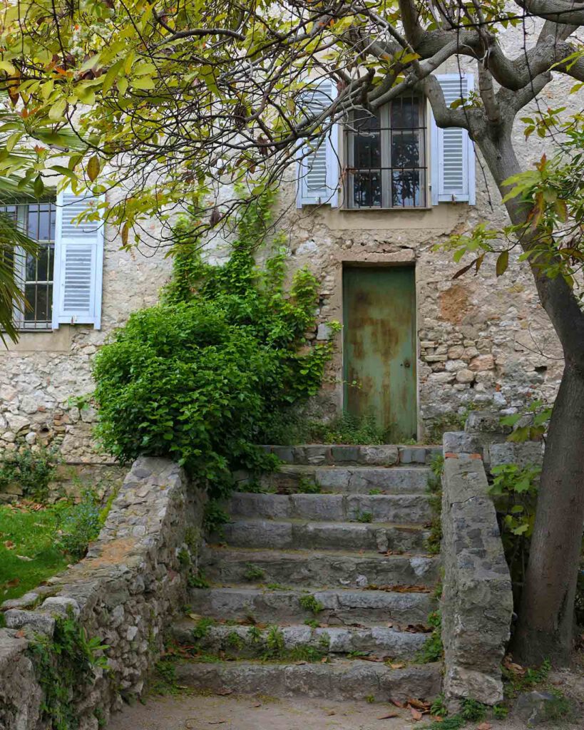 Verborgene Tür im Klostergarten Cimiez von Nizza.