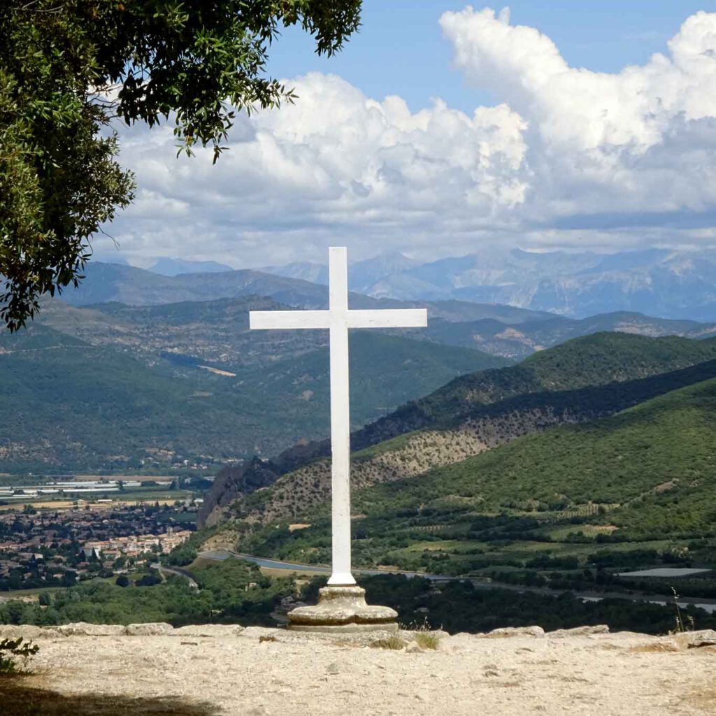 Das bekannte weisse Kreuz der Abtei Ganagobie über dem Tal der Durance.